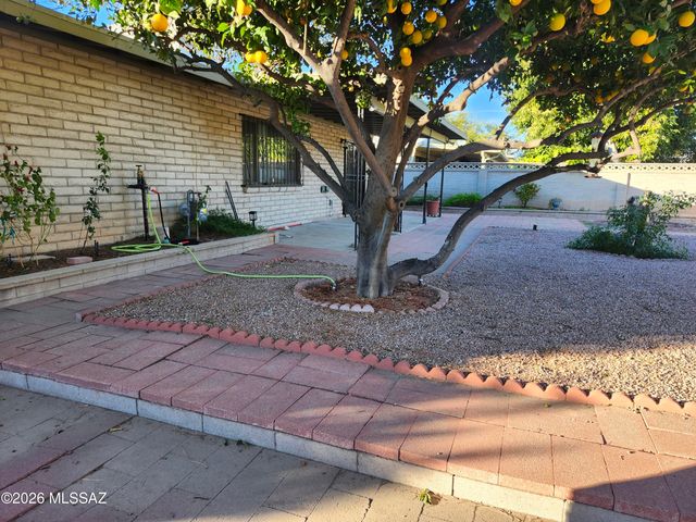 1833 S Oak Park Drive, Tucson, AZ 85710