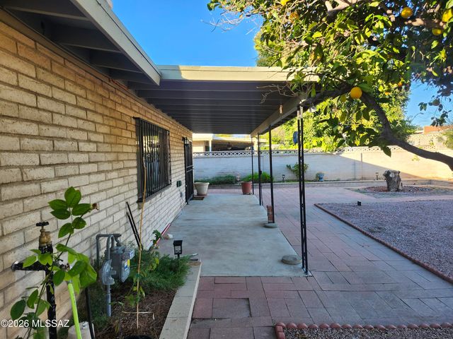 1833 S Oak Park Drive, Tucson, AZ 85710