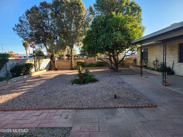 1833 S Oak Park Drive, Tucson, AZ 85710