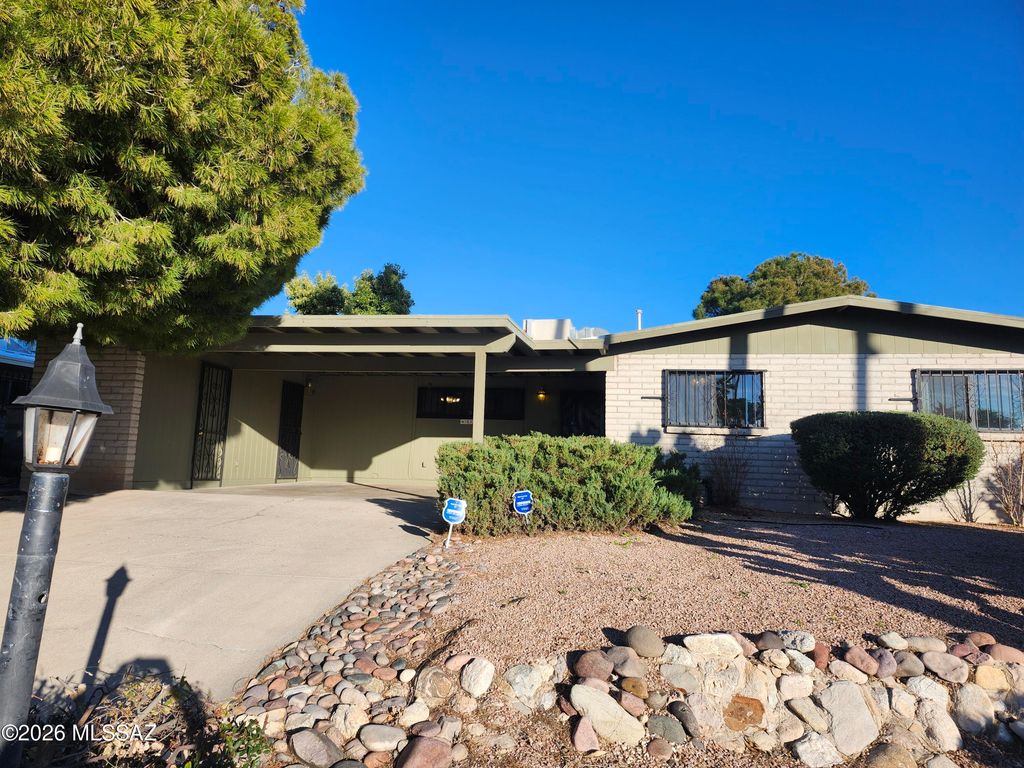 1833 S Oak Park Drive, Tucson, AZ 85710