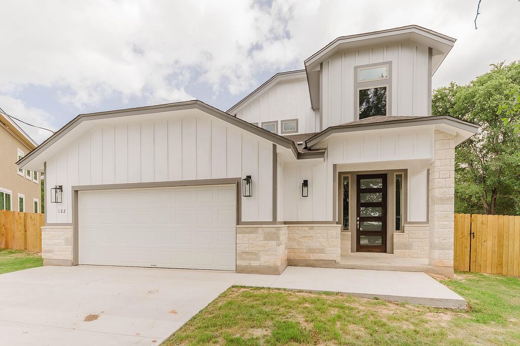 122 W Kikipua LN, Bastrop, TX 78602