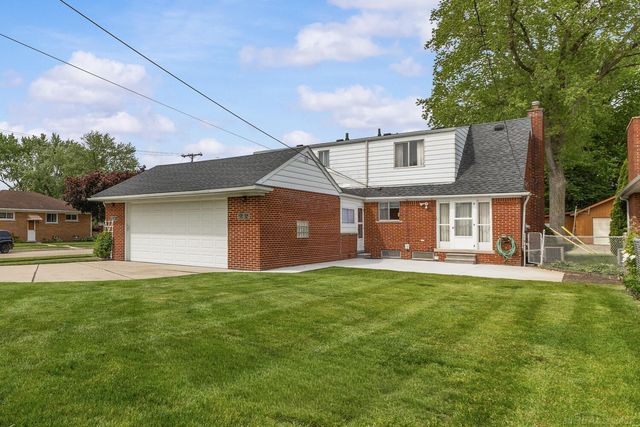 28400 Rosebriar Street, Saint Clair Shores, MI 48081