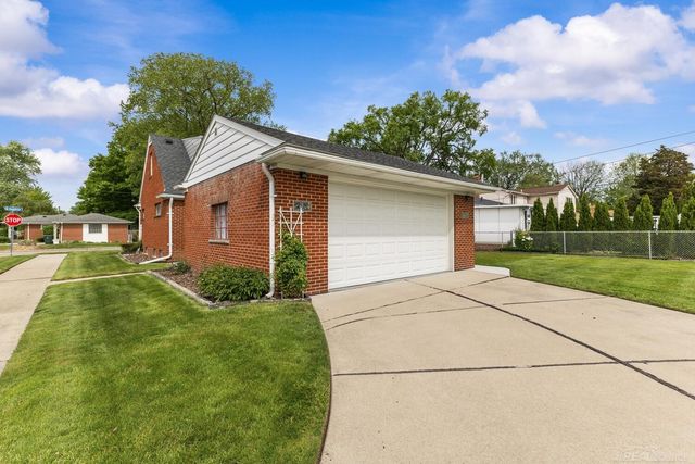 28400 Rosebriar Street, Saint Clair Shores, MI 48081