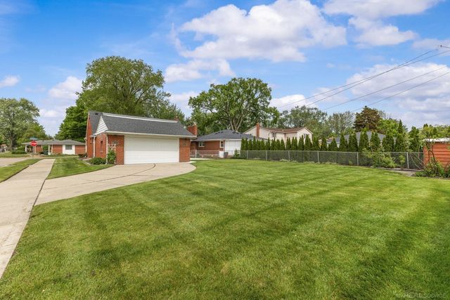 28400 Rosebriar Street, Saint Clair Shores, MI 48081
