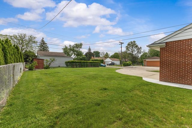 28400 Rosebriar Street, Saint Clair Shores, MI 48081