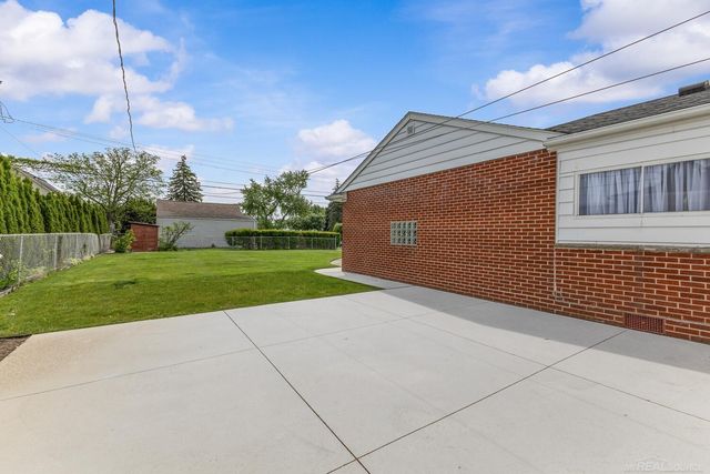 28400 Rosebriar Street, Saint Clair Shores, MI 48081