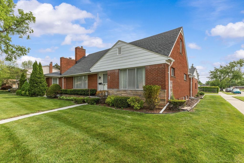28400 Rosebriar Street, Saint Clair Shores, MI 48081