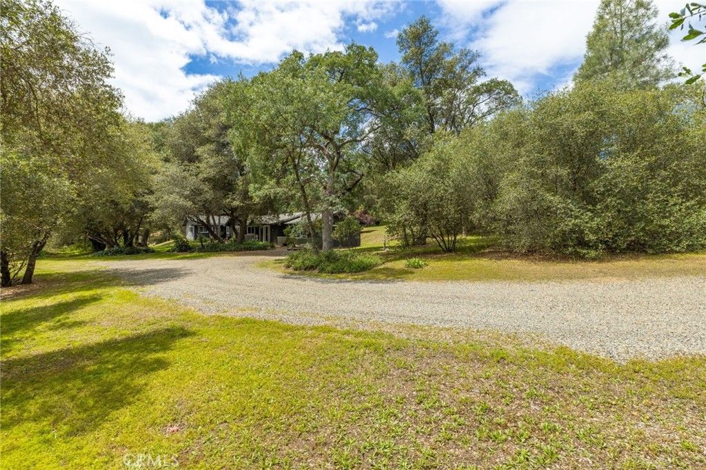 Image 4 of property listing at 46320 Oonay Nation Road, Coarsegold, CA 93614
