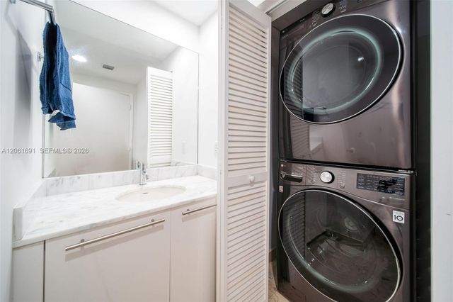 950 Brickell Bay Drive 1211, Miami, FL 33131