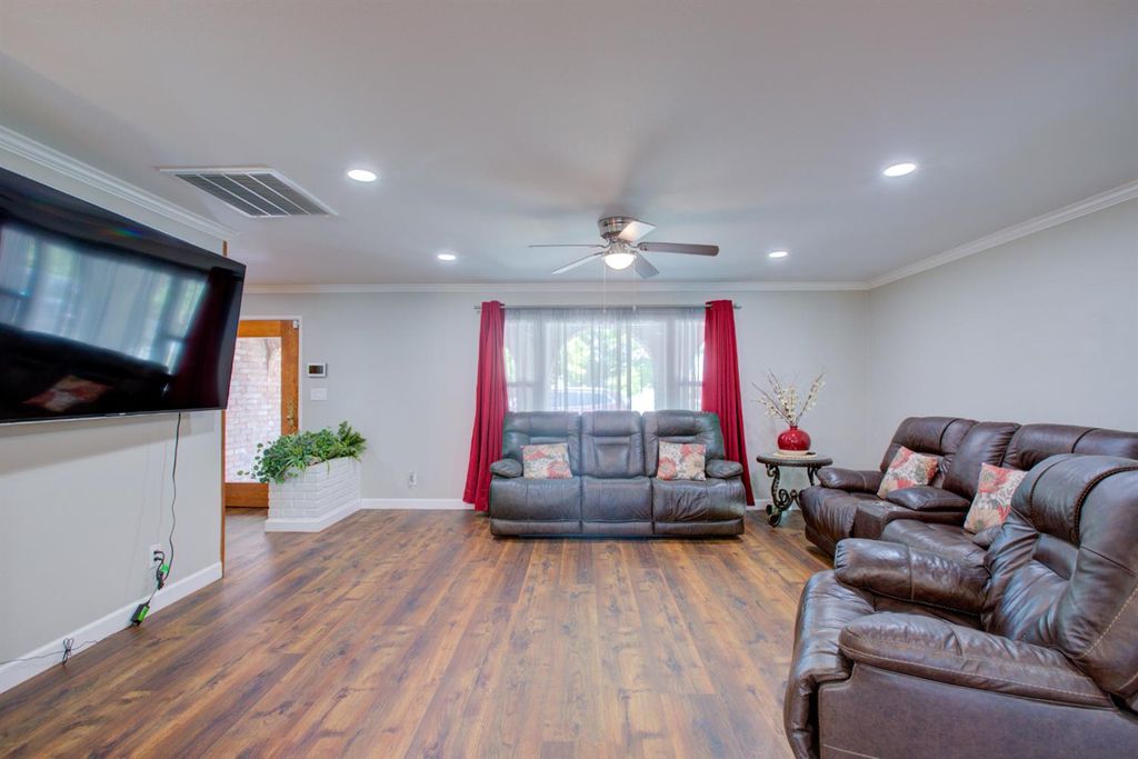 Image 3 of property listing at 1750 1st Street, Atwater, CA 95301