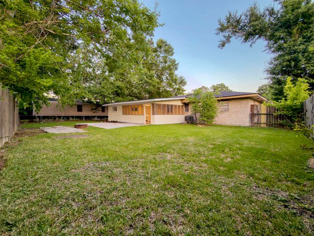 212 Fairlane Dr, Gray, LA 70359