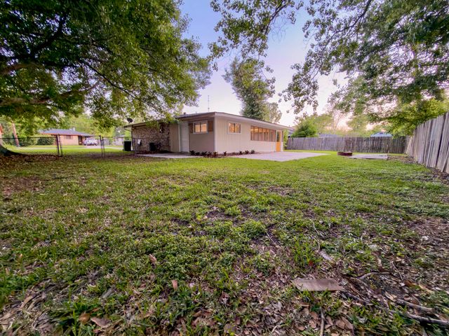 212 Fairlane Dr, Gray, LA 70359
