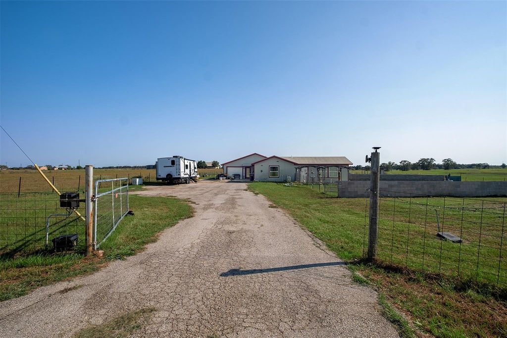 142 Zimmerhanzel RD, Flatonia, TX 78941