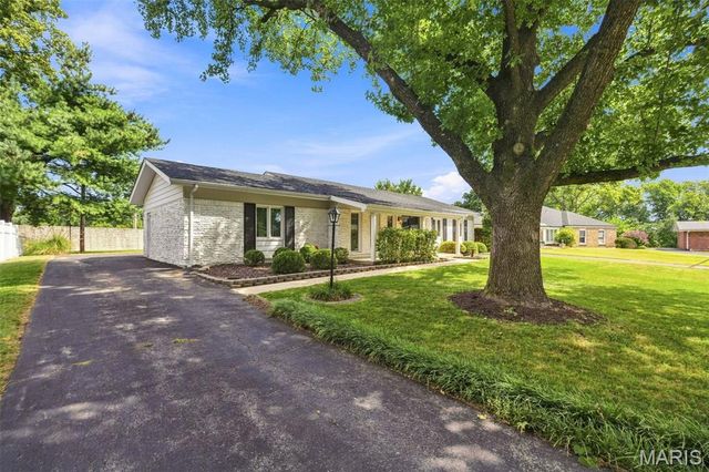 165 Saddleford Drive, Chesterfield, MO 63017