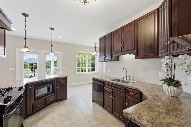 413 Batchelor St, Granby, MA 01033