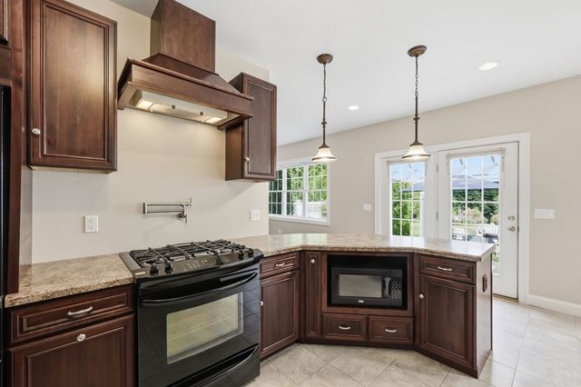 413 Batchelor St, Granby, MA 01033