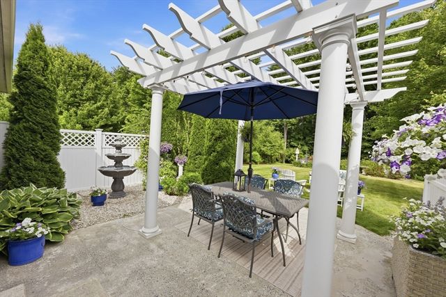 413 Batchelor St, Granby, MA 01033