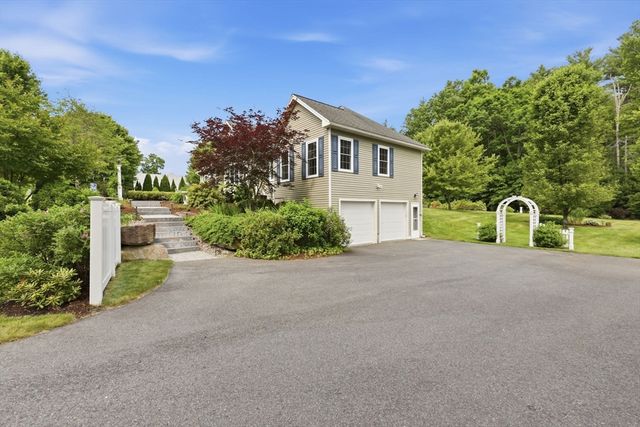 413 Batchelor St, Granby, MA 01033