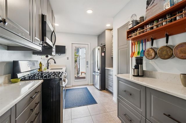 2517 3RD AVENUE N, St Petersburg, FL 33713