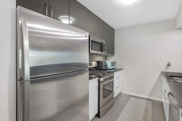 815 Leicester Road 312A, Elk Grove Village, IL 60007