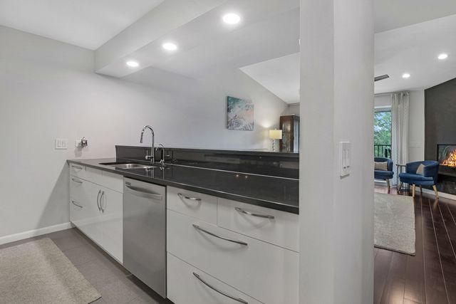 815 Leicester Road 312A, Elk Grove Village, IL 60007