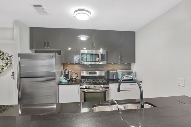 815 Leicester Road 312A, Elk Grove Village, IL 60007