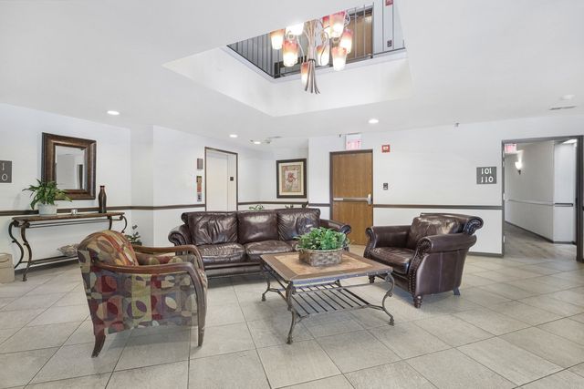 815 Leicester Road 312A, Elk Grove Village, IL 60007