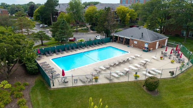 815 Leicester Road 312A, Elk Grove Village, IL 60007