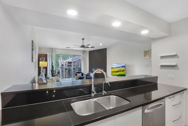 815 Leicester Road 312A, Elk Grove Village, IL 60007