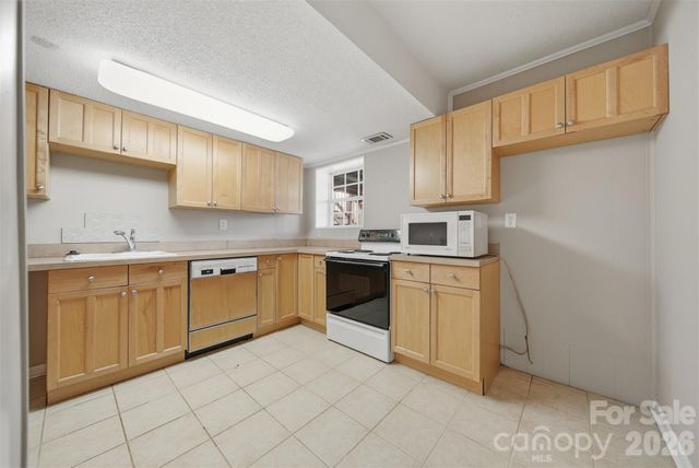 4041 4th Street Court NW, Hickory, NC 28601