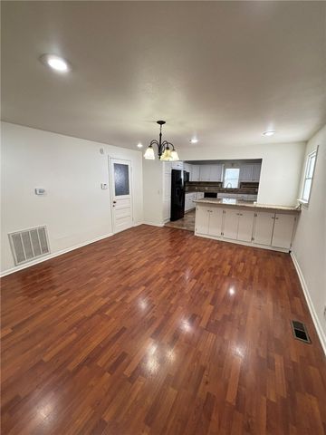 868 N Main Street, Cave Springs, AR 72718