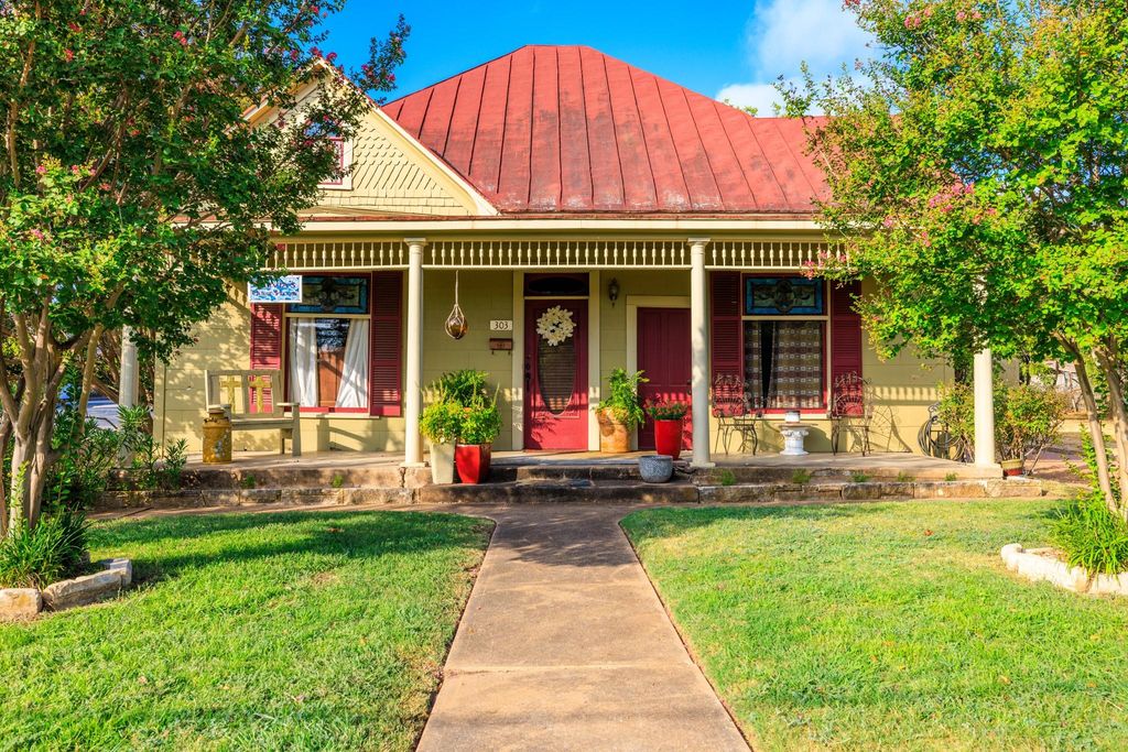 303 W Austin ST, Fredericksburg, TX 78624