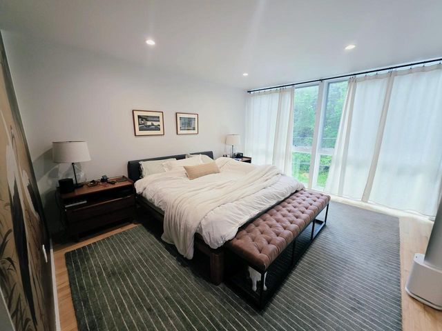 6022 N Sunny Point ROAD, Milwaukee, WI 53209