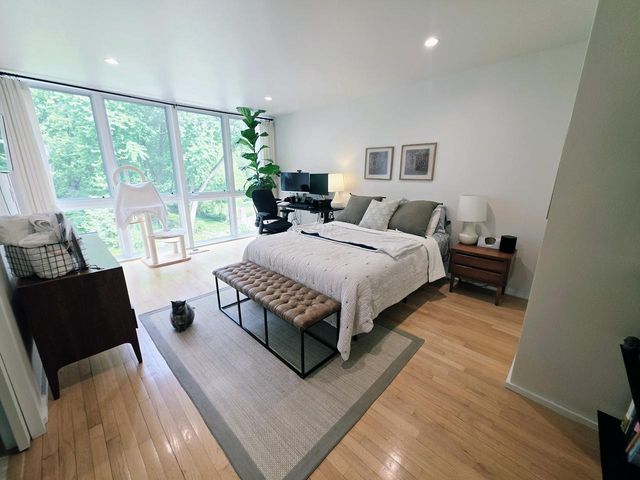 6022 N Sunny Point ROAD, Milwaukee, WI 53209