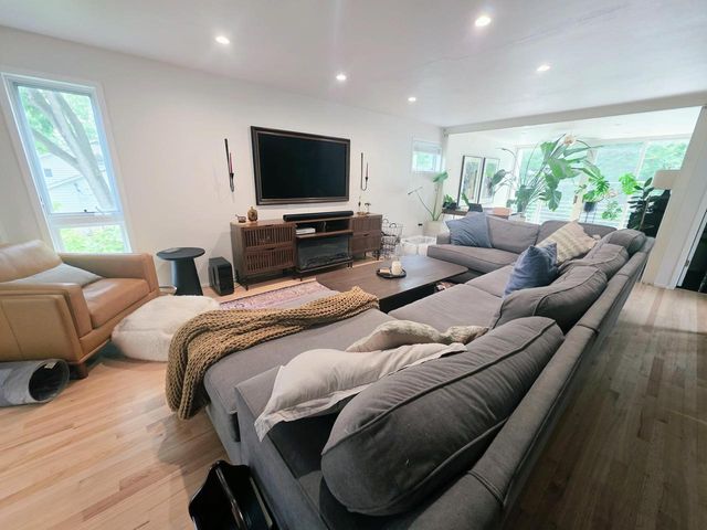 6022 N Sunny Point ROAD, Milwaukee, WI 53209