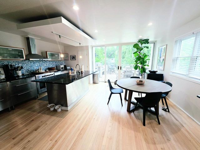 6022 N Sunny Point ROAD, Milwaukee, WI 53209
