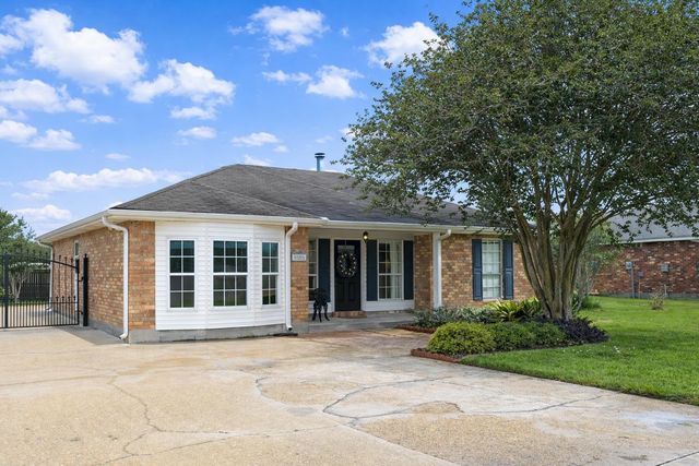 121 Rosedown Dr, Thibodaux, LA 70301