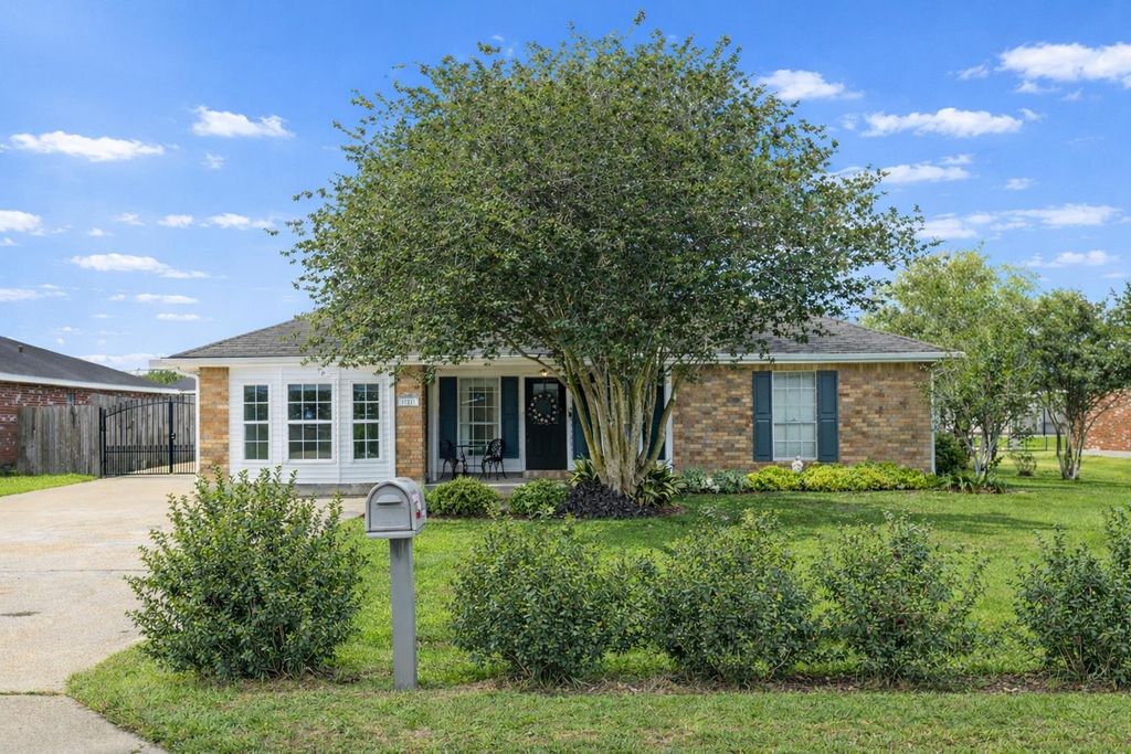 121 Rosedown Dr, Thibodaux, LA 70301