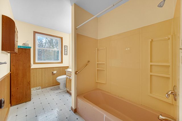 415 Grenway Road, Kingsford Heights, IN 46346