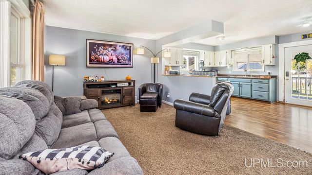 324 Dakota Avenue, Gladstone, MI 49837