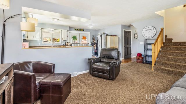 324 Dakota Avenue, Gladstone, MI 49837