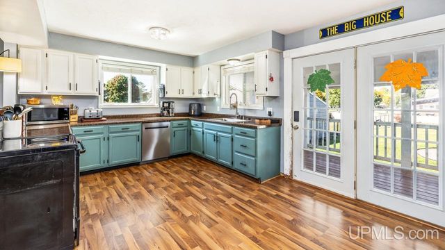 324 Dakota Avenue, Gladstone, MI 49837