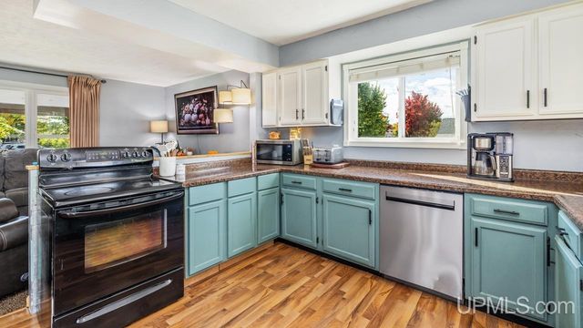 324 Dakota Avenue, Gladstone, MI 49837