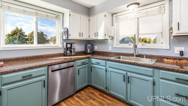 324 Dakota Avenue, Gladstone, MI 49837