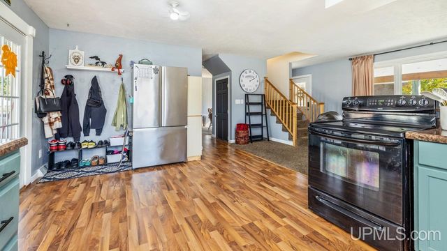 324 Dakota Avenue, Gladstone, MI 49837