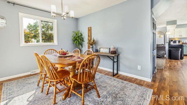 324 Dakota Avenue, Gladstone, MI 49837