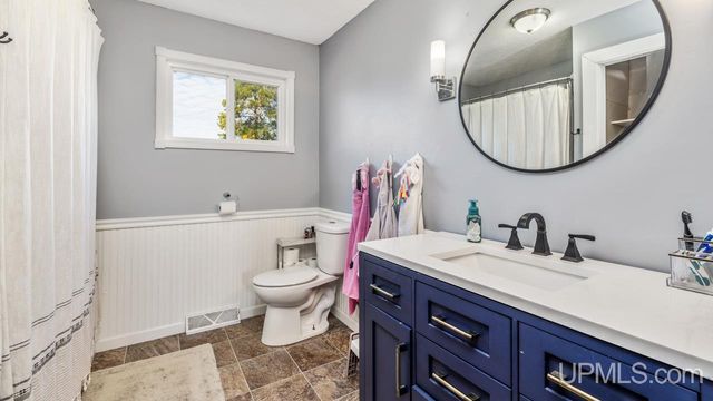 324 Dakota Avenue, Gladstone, MI 49837