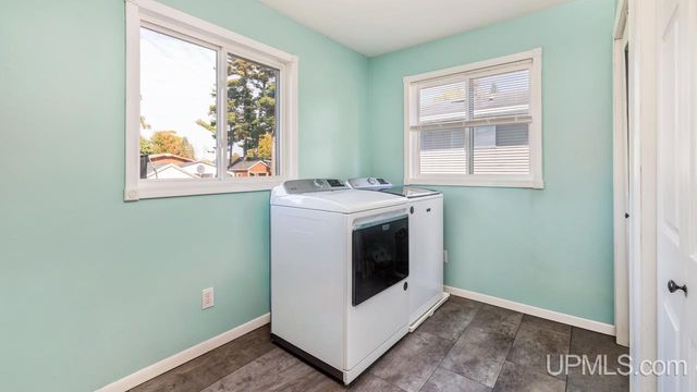 324 Dakota Avenue, Gladstone, MI 49837