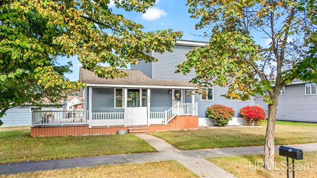 324 Dakota Avenue, Gladstone, MI 49837