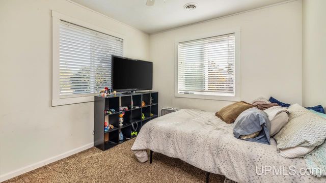 324 Dakota Avenue, Gladstone, MI 49837